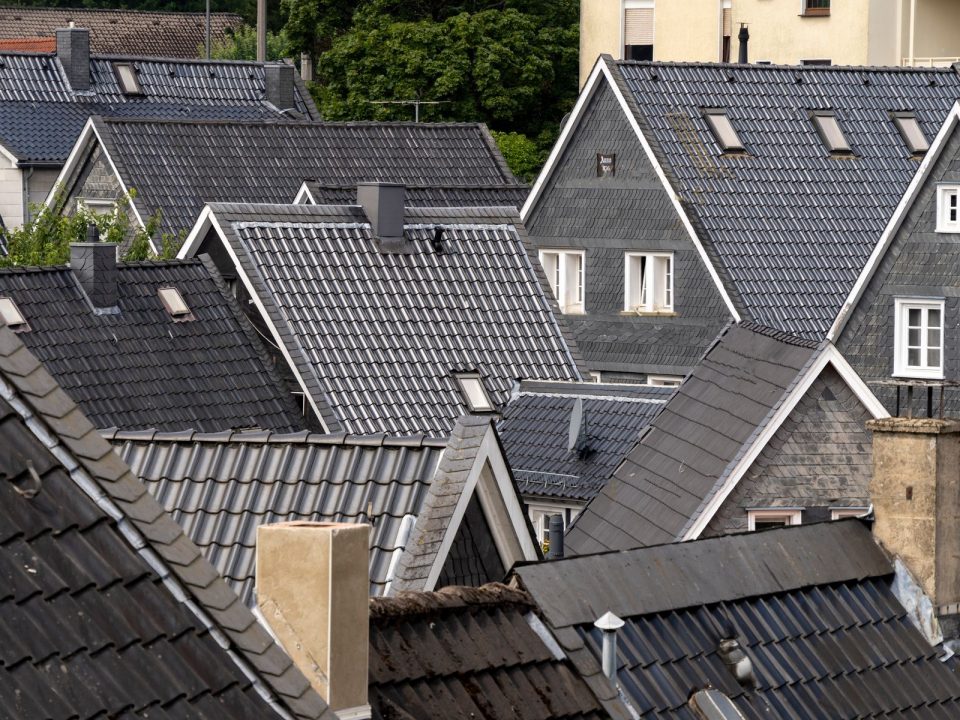Dichte Schieferdächer mit Gauben und Schornsteinen über einer Stadt