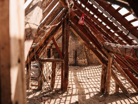 Offener Holz-Dachstuhl im Rohbau von unten gesehen
