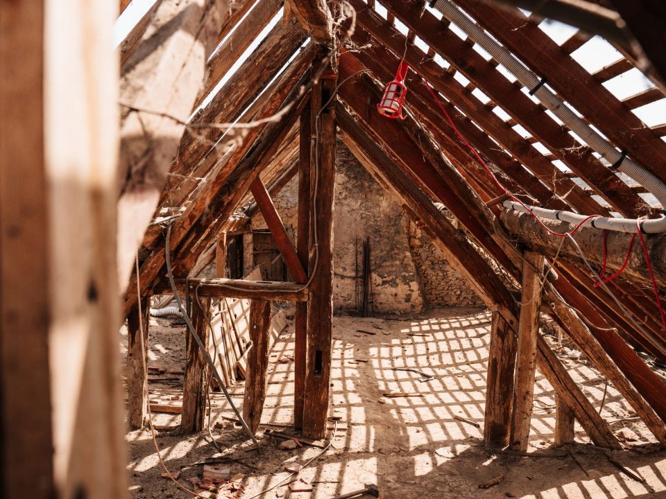 Offener Holz-Dachstuhl im Rohbau von unten gesehen