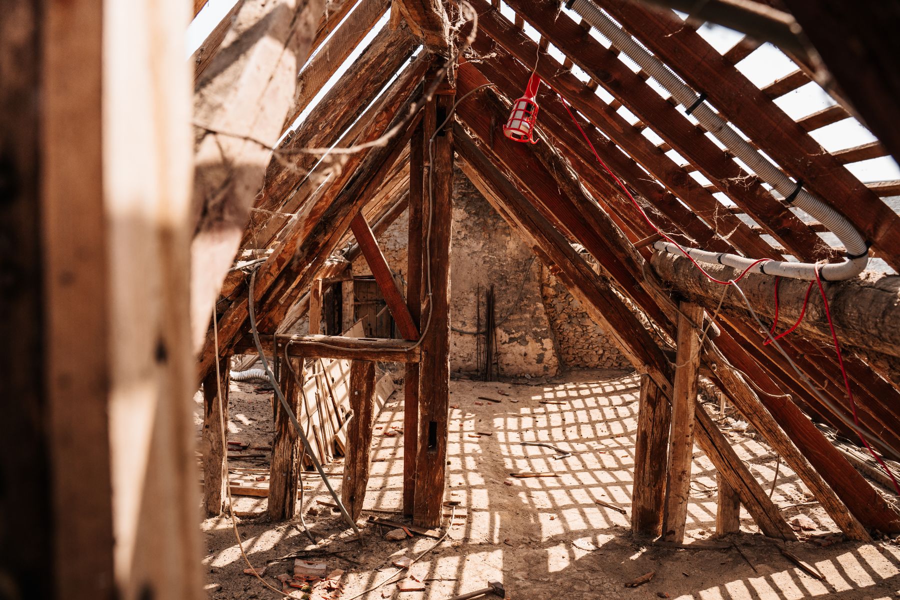 Offener Holz-Dachstuhl im Rohbau von unten gesehen